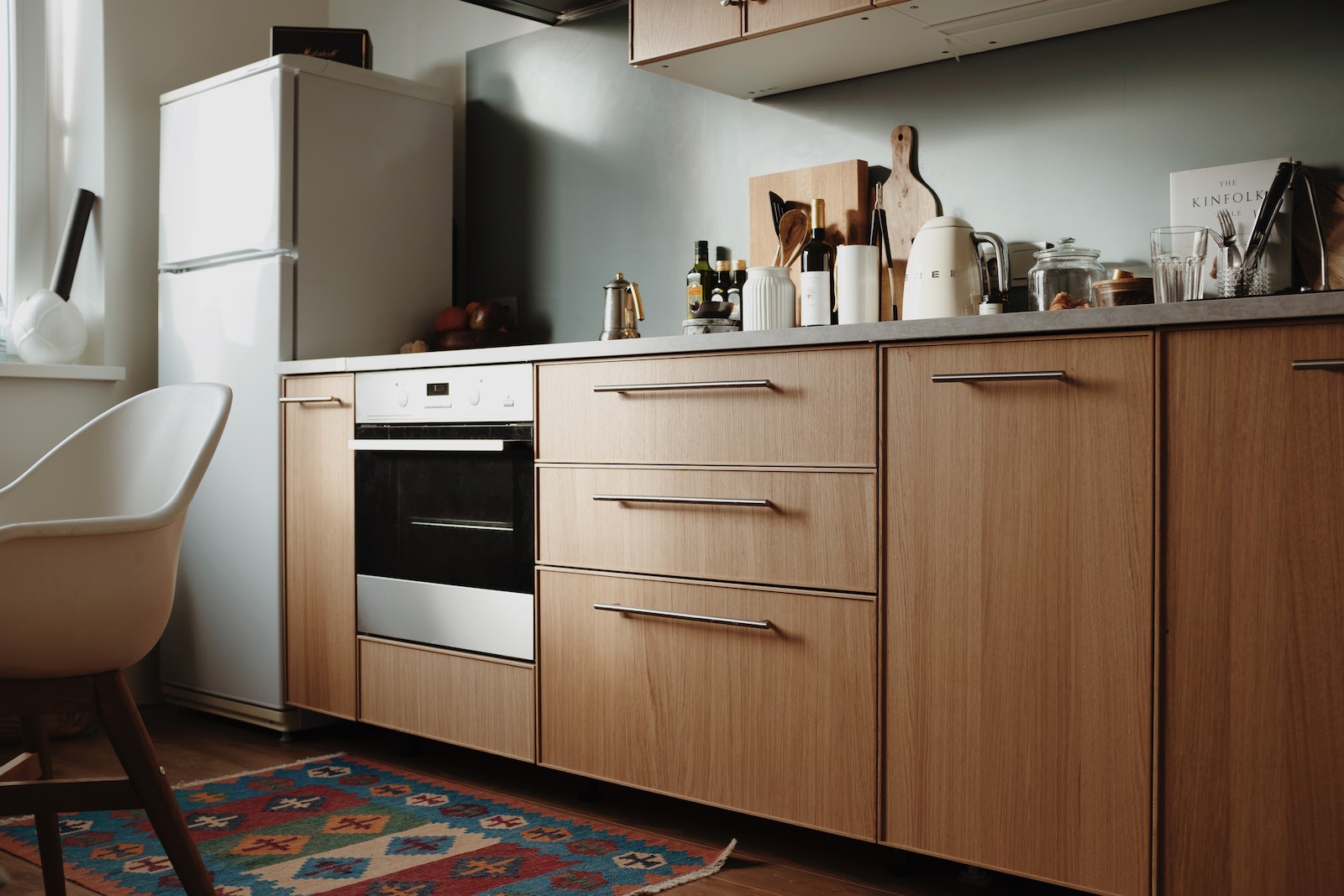 Funkcjonalne półki i szafki kuchenne – jak dobrze zorganizować przestrzeń?