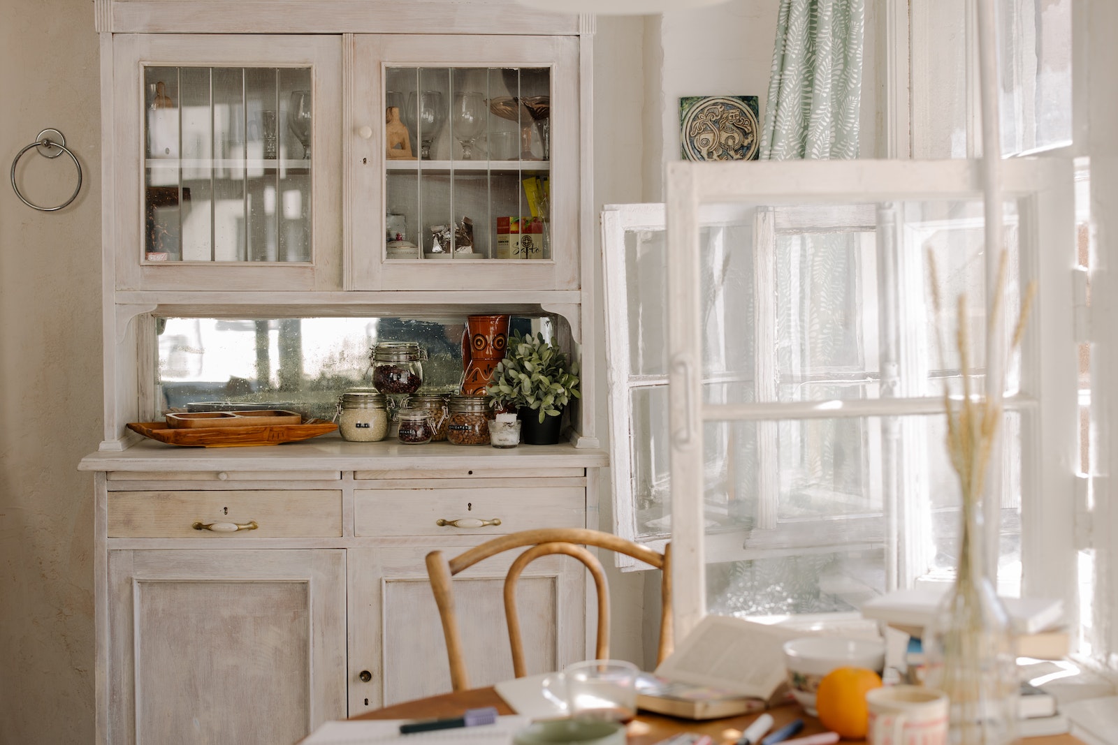 Wielofunkcyjne stoły w kuchni – jak wybrać idealny model?