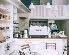 Kuchnia z akcentem natury – dekorowanie roślinami