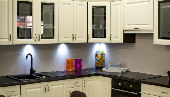 Pomysły na dekoracyjne kuchenne napisy na ścianie