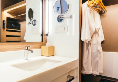 Jak zaaranżować łazienkę w bloku? Praktyczne pomysły na małą przestrzeń