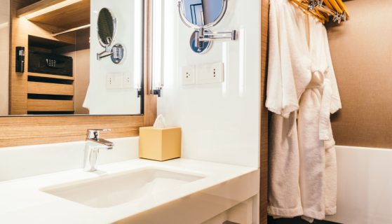 Jak zaaranżować łazienkę w bloku? Praktyczne pomysły na małą przestrzeń