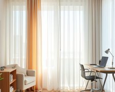 Zasłony do wydzielania stref: jak efektywnie oddzielić przestrzeń, oszczędzając miejsce i poprawiając komfort pracy