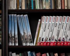 Drewniana biblioteczka: pomysły na aranżację, style i funkcjonalną organizację domowej biblioteki