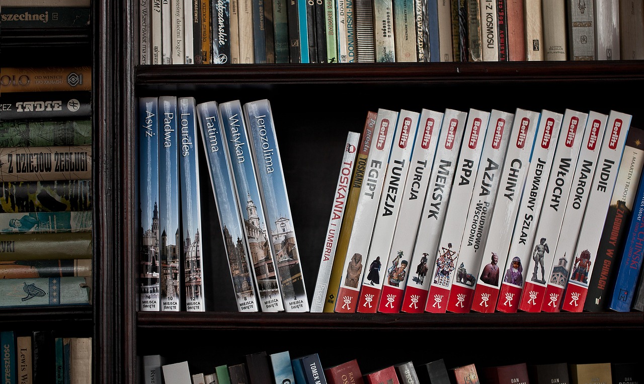 Drewniana biblioteczka: pomysły na aranżację, style i funkcjonalną organizację domowej biblioteki