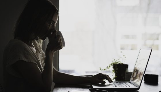 Jak wygląda szkolenie okresowe BHP online: przebieg, zakres i egzamin końcowy