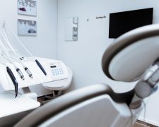 Chirurgia stomatologiczna – czym zajmuje się chirurg i jakie zabiegi obejmuje?