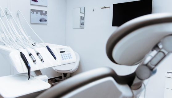 Chirurgia stomatologiczna – czym zajmuje się chirurg i jakie zabiegi obejmuje?