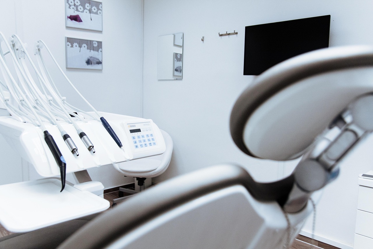 Chirurgia stomatologiczna – czym zajmuje się chirurg i jakie zabiegi obejmuje?