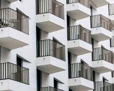 Jak ocenić lokalizację mieszkania? Sprawdź komunikację, usługi, bezpieczeństwo i plany rozwoju okolicy